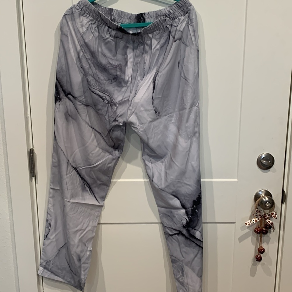 NWOT, Cute light grey pants with geometric pattern. Elastic waist, side pockets - Picture 4 of 7